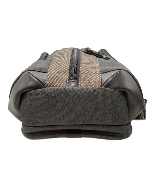 TUMI（トゥミ）TUMI (トゥミ) スリングバッグ グレーの古着・服飾アイテム