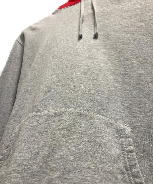 SUPREME（シュプリーム）SUPREME (シュプリーム) パーカー グレー×レッド サイズ:Mの古着・服飾アイテム