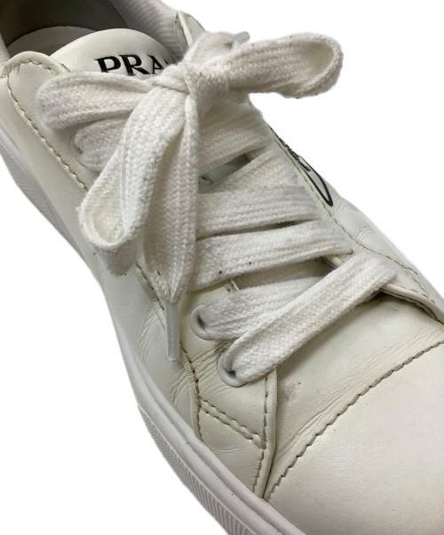 PRADA（プラダ）PRADA (プラダ) ローカットスニーカー ホワイト サイズ:5の古着・服飾アイテム