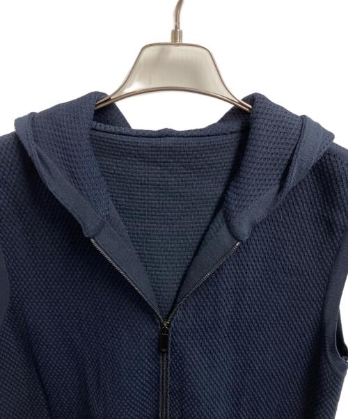 EMPORIO ARMANI（エンポリオ アルマーニ）EMPORIO ARMANI (エンポリオ アルマーニ) フーデットベスト ネイビー サイズ:ｻｲｽﾞ　50の古着・服飾アイテム