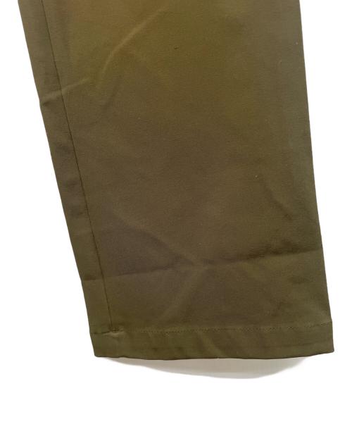 ISSEY MIYAKE FETE（イッセイミヤケフェット）ISSEY MIYAKE FETE (イッセイミヤケフェット) ストレッチパンツ カーキ サイズ:２ 未使用品の古着・服飾アイテム