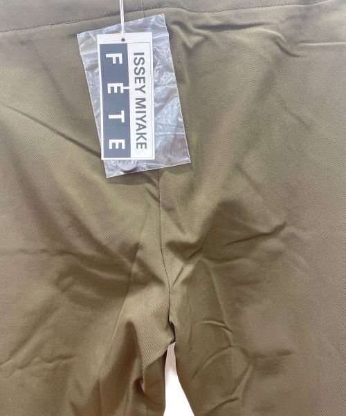 ISSEY MIYAKE FETE（イッセイミヤケフェット）ISSEY MIYAKE FETE (イッセイミヤケフェット) ストレッチパンツ カーキ サイズ:２ 未使用品の古着・服飾アイテム