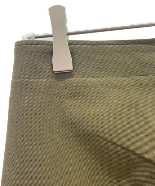 ISSEY MIYAKE FETE（イッセイミヤケフェット）ISSEY MIYAKE FETE (イッセイミヤケフェット) ストレッチパンツ カーキ サイズ:２ 未使用品の古着・服飾アイテム
