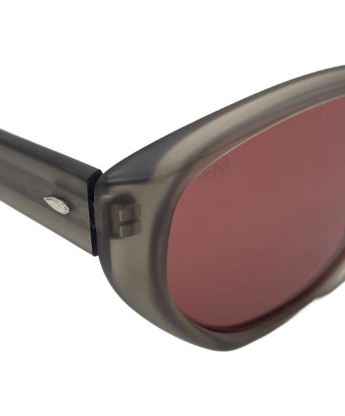 EYEVAN（アイヴァン）EYEVAN (アイヴァン) サングラス グレー×レッドの古着・服飾アイテム