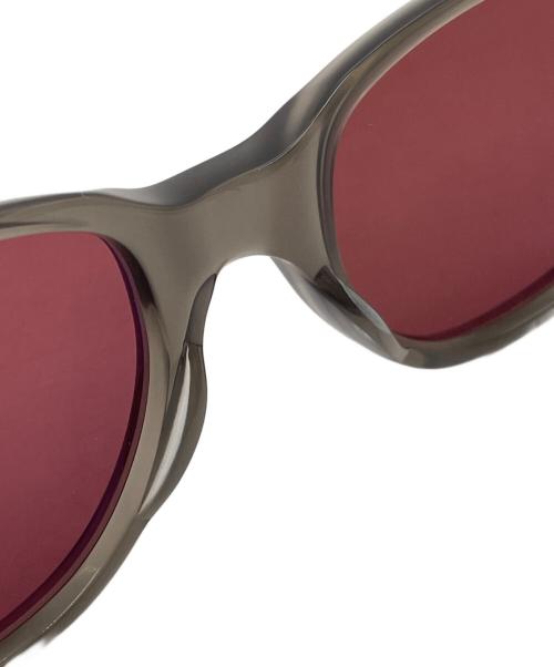 EYEVAN（アイヴァン）EYEVAN (アイヴァン) サングラス グレー×レッドの古着・服飾アイテム