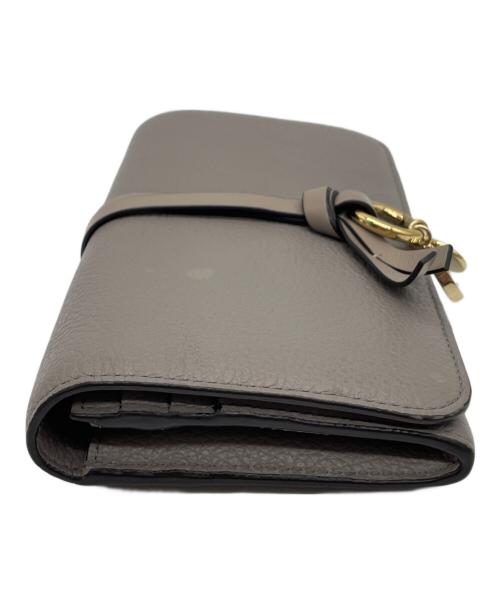 Chloe（クロエ）Chloe (クロエ) alphabetフラップ付ウォレット グレー×ゴールドの古着・服飾アイテム