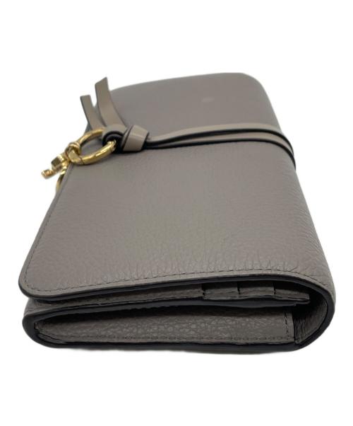 Chloe（クロエ）Chloe (クロエ) alphabetフラップ付ウォレット グレー×ゴールドの古着・服飾アイテム