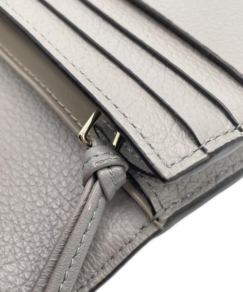 Chloe（クロエ）Chloe (クロエ) alphabetフラップ付ウォレット グレー×ゴールドの古着・服飾アイテム