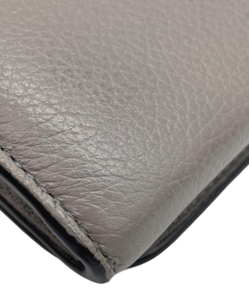 Chloe（クロエ）Chloe (クロエ) alphabetフラップ付ウォレット グレー×ゴールドの古着・服飾アイテム