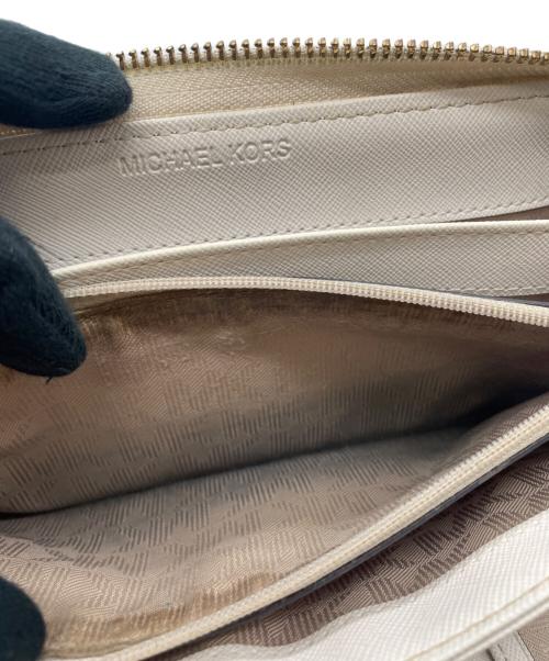 MICHAEL KORS（マイケル・コース）MICHAEL KORS (マイケルコース) ラウンドファスナー財布 アイボリーの古着・服飾アイテム