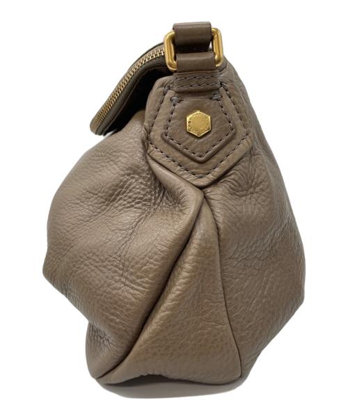 Marc by Marc Jacobs（マークバイマークジェイコブス）Marc by Marc Jacobs (マークバイマークジェイコブス) レザーショルダーバッグ ベージュの古着・服飾アイテム