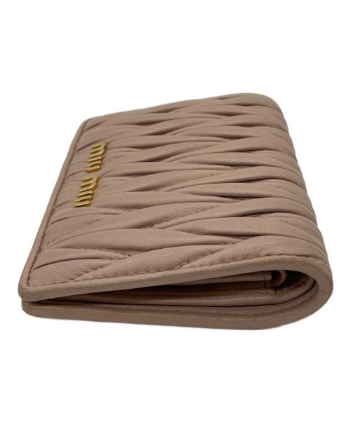 MIU MIU（ミュウミュウ）MIU MIU (ミュウミュウ) 2つ折り財布 ピンクの古着・服飾アイテム