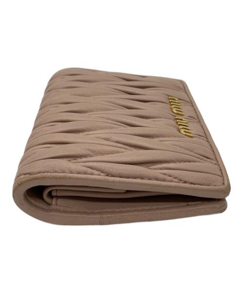 MIU MIU（ミュウミュウ）MIU MIU (ミュウミュウ) 2つ折り財布 ピンクの古着・服飾アイテム