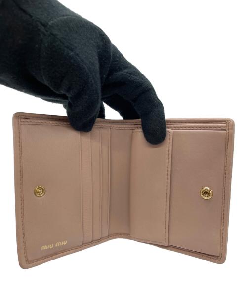 MIU MIU（ミュウミュウ）MIU MIU (ミュウミュウ) 2つ折り財布 ピンクの古着・服飾アイテム