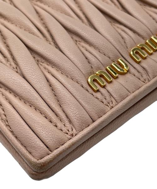 MIU MIU（ミュウミュウ）MIU MIU (ミュウミュウ) 2つ折り財布 ピンクの古着・服飾アイテム