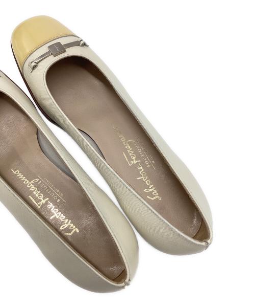Salvatore Ferragamo（サルヴァトーレ フェラガモ）Salvatore Ferragamo (サルヴァトーレ フェラガモ) パンプス アイボリー×イエロー サイズ:25cmの古着・服飾アイテム