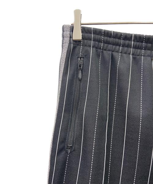 Needles（ニードルズ）Needles (ニードルズ) CITYSHOP (シティショップ) NARROW TRACK パンツ ブラック×シルバー サイズ:Sの古着・服飾アイテム