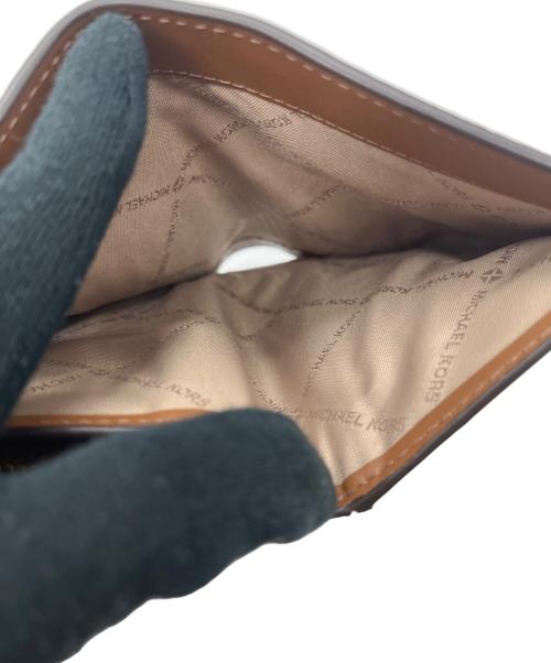 MICHAEL KORS（マイケル・コース）MICHAEL KORS (マイケルコース) ビルフォールド ジップ コンパクトウォレット ミディアム ベージュ×ブラウンの古着・服飾アイテム