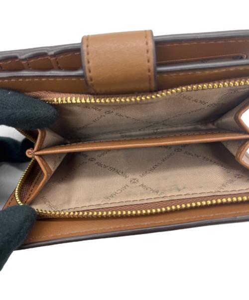 MICHAEL KORS（マイケル・コース）MICHAEL KORS (マイケルコース) ビルフォールド ジップ コンパクトウォレット ミディアム ベージュ×ブラウンの古着・服飾アイテム