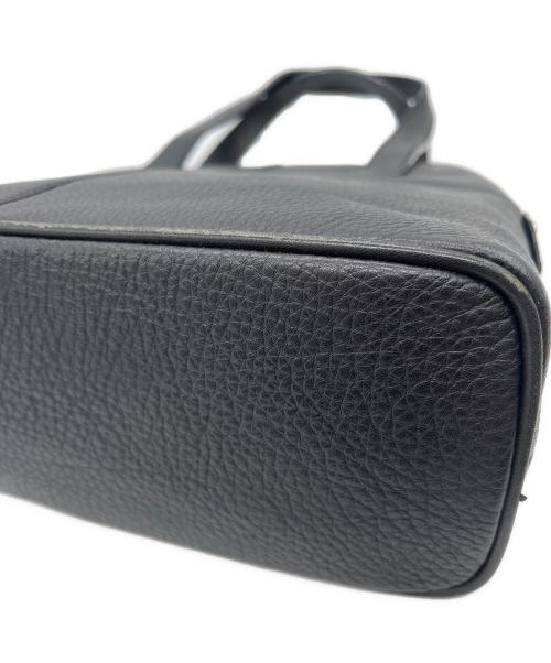 Burberry's（バーバリー）Burberry's (バーバリーズ) レザーハンドバッグ ブラック×ゴールドの古着・服飾アイテム