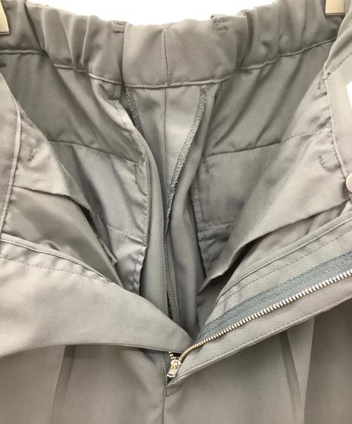 WYM LIDNM（ウィム バイ リドム）WYM LIDNM (ウィム バイ リドム) WYM LIDNM　HI TWISTED GABA WIDE TUCK SLACKS グレー サイズ:Sの古着・服飾アイテム