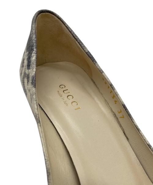 GUCCI（グッチ）GUCCI (グッチ) エンボスヒールパンプス ホワイト×グレー サイズ:37の古着・服飾アイテム