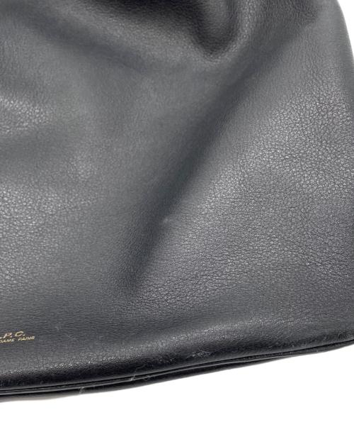A.P.C.（アーペーセー）A.P.C. (アーペーセー) 巾着ショルダーバッグ ブラックの古着・服飾アイテム