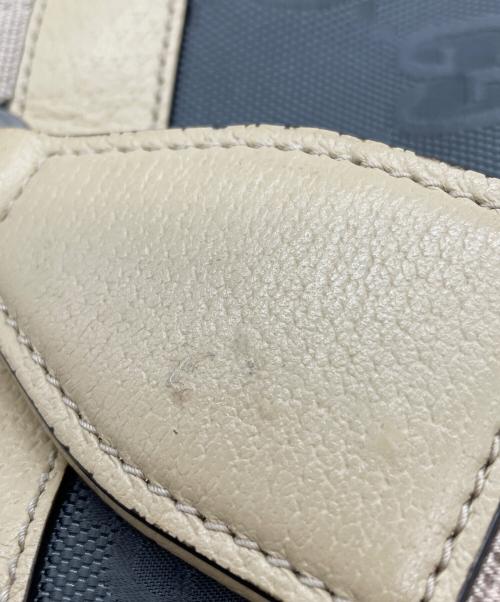 GUCCI（グッチ）GUCCI (グッチ) オフザグリッド ボディバッグ グレー×ベージュの古着・服飾アイテム