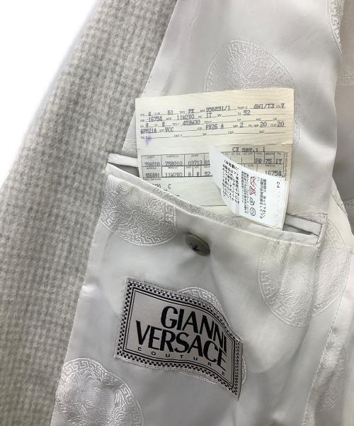 GIANNI VERSACE（ジャンニ・ヴェルサーチ）GIANNI VERSACE (ジャンニ・ヴェルサーチ) GIANNI VERSACE　2Bジャケット　裏地メデューサ イタリア製 90s ベージュ×グレー サイズ:52の古着・服飾アイテム