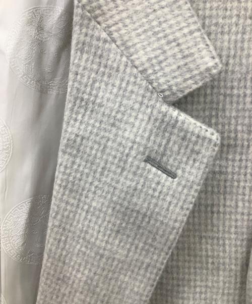 GIANNI VERSACE（ジャンニ・ヴェルサーチ）GIANNI VERSACE (ジャンニ・ヴェルサーチ) GIANNI VERSACE　2Bジャケット　裏地メデューサ イタリア製 90s ベージュ×グレー サイズ:52の古着・服飾アイテム