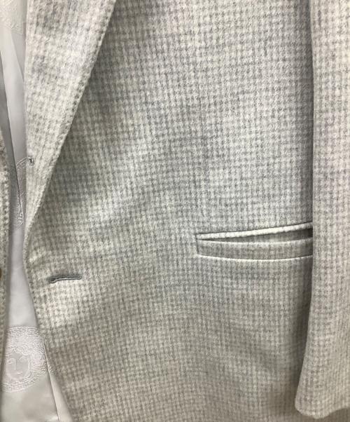 GIANNI VERSACE（ジャンニ・ヴェルサーチ）GIANNI VERSACE (ジャンニ・ヴェルサーチ) GIANNI VERSACE　2Bジャケット　裏地メデューサ イタリア製 90s ベージュ×グレー サイズ:52の古着・服飾アイテム