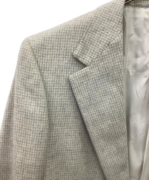 GIANNI VERSACE（ジャンニ・ヴェルサーチ）GIANNI VERSACE (ジャンニ・ヴェルサーチ) GIANNI VERSACE　2Bジャケット　裏地メデューサ イタリア製 90s ベージュ×グレー サイズ:52の古着・服飾アイテム