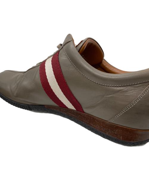 BALLY（バリー）BALLY (バリー) BALLY  FRENZ-NU-RA  レザースニーカー ベージュ×レッド サイズ:10 1/2の古着・服飾アイテム