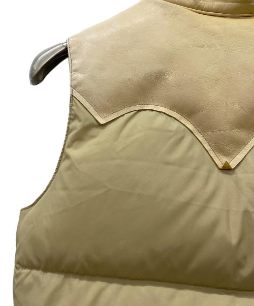 RockyMountainFeatherBed（ロッキーマウンテンフェザーベッド）RockyMountainFeatherBed (ロッキーマウンテンフェザーベッド) ダウンベスト ベージュ サイズ:7/8の古着・服飾アイテム