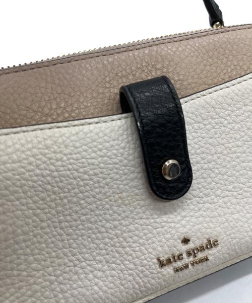 Kate Spade（ケイトスペード）Kate Spade (ケイトスペード) ショルダーウォレット ベージュ×ホワイトの古着・服飾アイテム