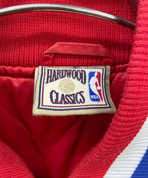 HARDWOOD CLASSICS（ハードウッドクラシック）HARDWOOD CLASSICS (ハードウッドクラシック) NBA (エヌビーエー) NBAスタジャン レッド×ホワイト サイズ:不明（実寸サイズ参照）の古着・服飾アイテム