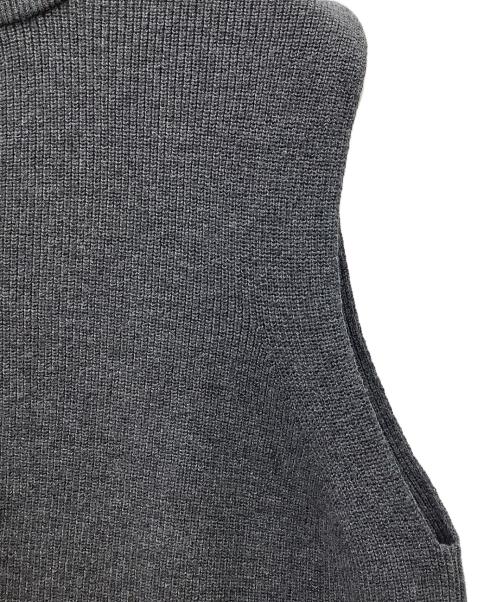 kurashi&trips publishing（クラシアンドトリップス パブリッシング）KURASHI&Trips PUBLISHING (クラシアンドトリップス パブリッシング) バックリボンニットベスト グレー サイズ:FREEの古着・服飾アイテム