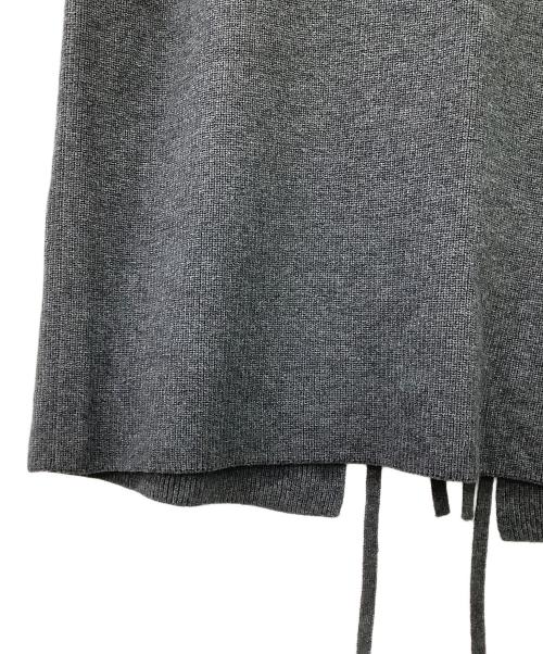 kurashi&trips publishing（クラシアンドトリップス パブリッシング）KURASHI&Trips PUBLISHING (クラシアンドトリップス パブリッシング) バックリボンニットベスト グレー サイズ:FREEの古着・服飾アイテム