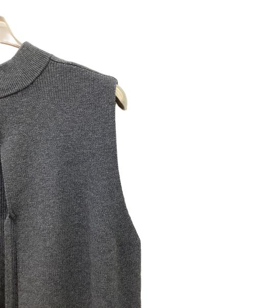 kurashi&trips publishing（クラシアンドトリップス パブリッシング）KURASHI&Trips PUBLISHING (クラシアンドトリップス パブリッシング) バックリボンニットベスト グレー サイズ:FREEの古着・服飾アイテム