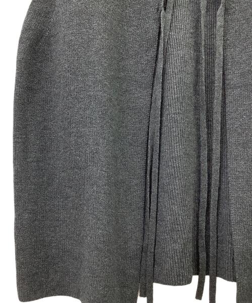 kurashi&trips publishing（クラシアンドトリップス パブリッシング）KURASHI&Trips PUBLISHING (クラシアンドトリップス パブリッシング) バックリボンニットベスト グレー サイズ:FREEの古着・服飾アイテム