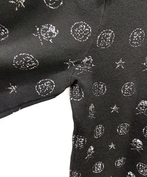 G/FORM（ジーフォーム）G/FORM (ジーフォーム) ベアブリックパターンニット ホワイト×ブラック サイズ:M 未使用品の古着・服飾アイテム