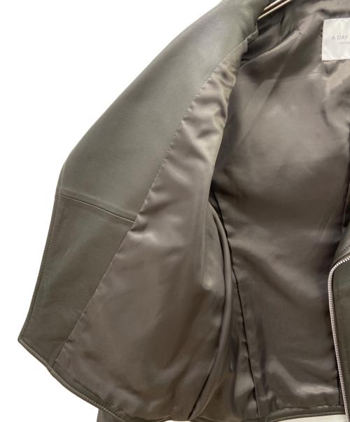 a day in the life（ア デイ イン ザ ライフ）a day in the life (ア デイ イン ザ ライフ) A DAY IN THE LIFE　ラムレザージャケット グレー サイズ:36の古着・服飾アイテム