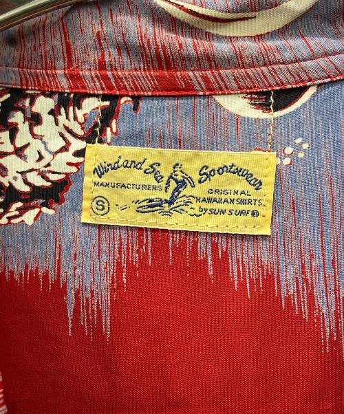 WIND AND SEA（ウィンダンシー）WIND AND SEA (ウィンダンシー) Sun Surf (サンサーフ) アロハシャツ グレー×レッド サイズ:Sの古着・服飾アイテム