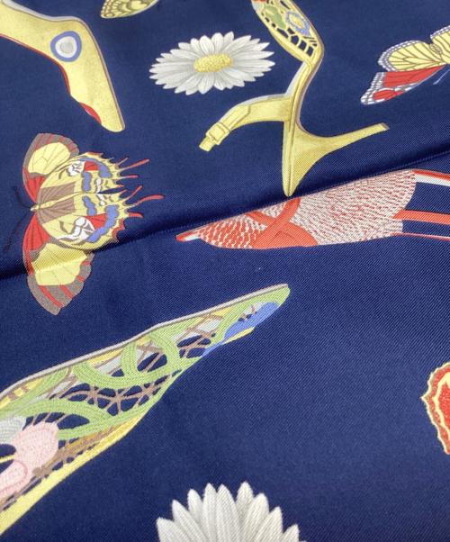 Salvatore Ferragamo（サルヴァトーレ フェラガモ）Salvatore Ferragamo (サルヴァトーレ フェラガモ) Salvatore Ferragamo　パンプス　大判シルクスカーフ イエロー×ネイビーの古着・服飾アイテム