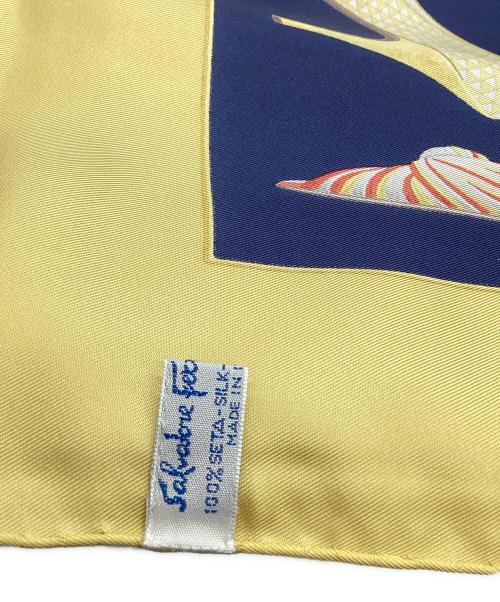 Salvatore Ferragamo（サルヴァトーレ フェラガモ）Salvatore Ferragamo (サルヴァトーレ フェラガモ) Salvatore Ferragamo　パンプス　大判シルクスカーフ イエロー×ネイビーの古着・服飾アイテム