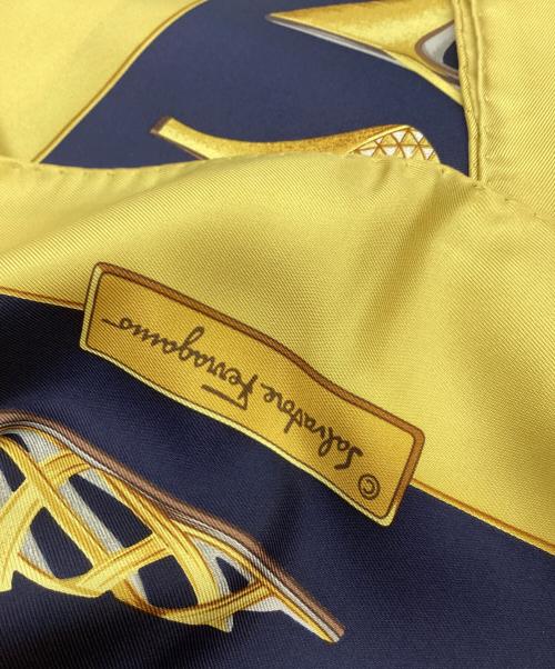 Salvatore Ferragamo（サルヴァトーレ フェラガモ）Salvatore Ferragamo (サルヴァトーレ フェラガモ) Salvatore Ferragamo　パンプス　大判シルクスカーフ イエロー×ネイビーの古着・服飾アイテム