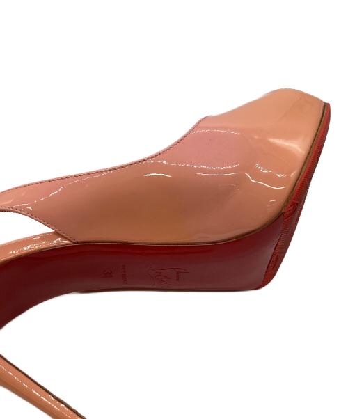 Christian Louboutin（クリスチャン・ルブタン）Christian Louboutin (クリスチャン・ルブタン) オープントゥーパンプス ピンクベージュ サイズ:38の古着・服飾アイテム