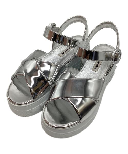 MIU MIU（ミュウミュウ）MIU MIU (ミュウミュウ) White Patent Leather Ankle Strap Crystals Platform Sandals シルバー×ホワイト サイズ:38の古着・服飾アイテム