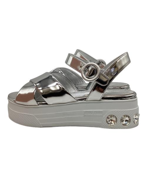MIU MIU（ミュウミュウ）MIU MIU (ミュウミュウ) White Patent Leather Ankle Strap Crystals Platform Sandals シルバー×ホワイト サイズ:38の古着・服飾アイテム