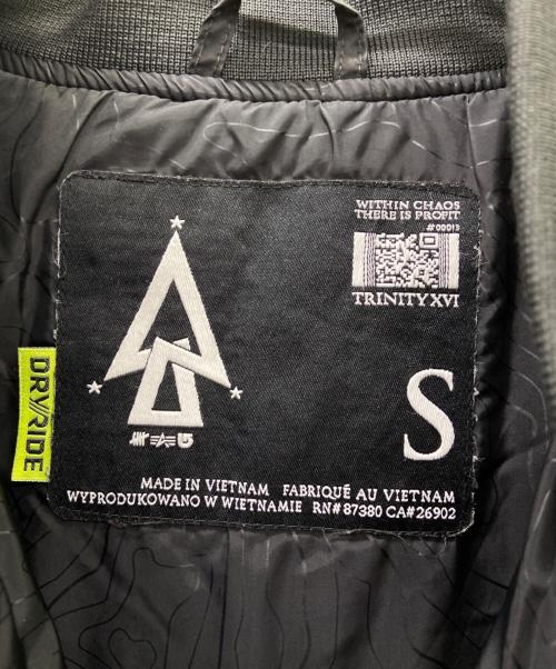 BURTON（バートン）BURTON UNDEFEATED (アンディフィーテッド) ALPHA INDUSTRIES (アルファインダストリーズ) ALPHA INDUSTRIES　BURTON　UAB MA-1 Flight Jacket オリーブ サイズ:Sの古着・服飾アイテム